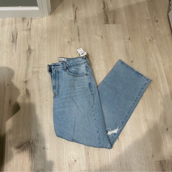 Abercrombie & Fitch
The '90s Relaxed Jean
High Rise - Picture 2 of 5